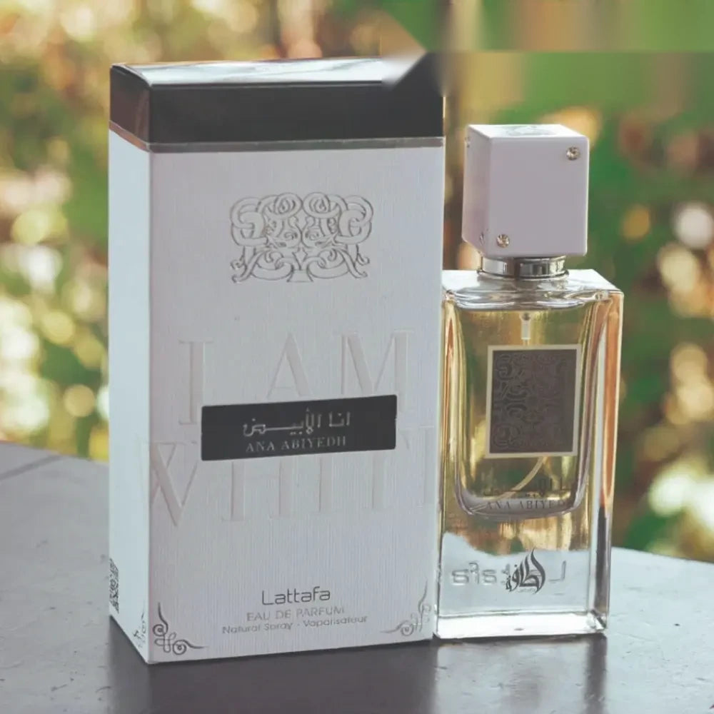 Lattafa Ana Abiyedh White– Apă de Parfum Unisex 60 ml, flaconul în ambianță