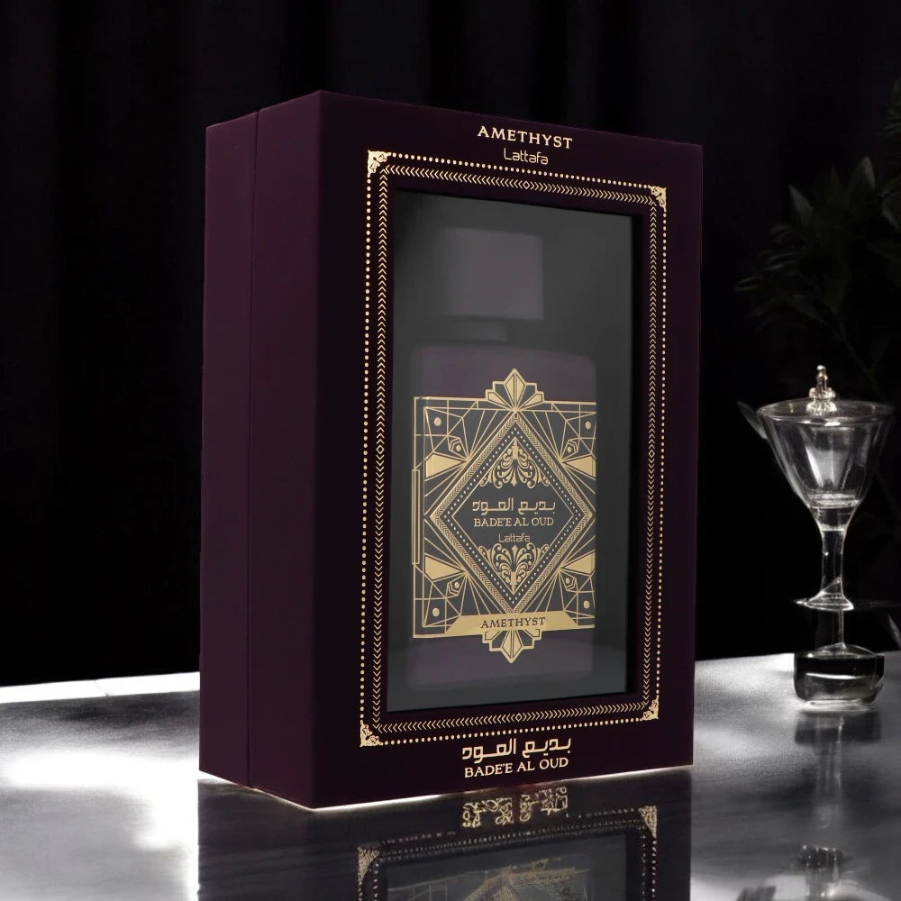 Lattafa Bade`e Al Oud Amethyst parfum arabesc unisex, 100 ml, flaconul în ambianță