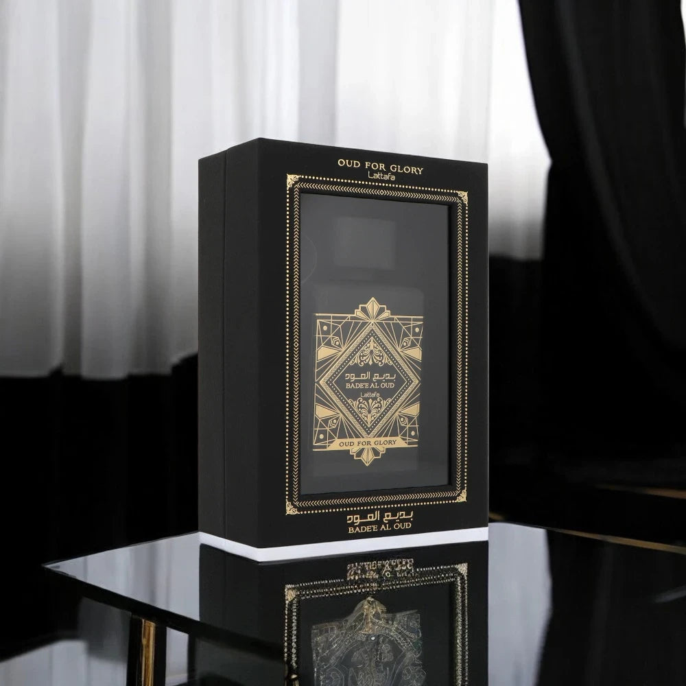 Lattafa Bade`e Al Oud For Glory parfum arabesc unisex, 100 ml, flaconul în ambianță