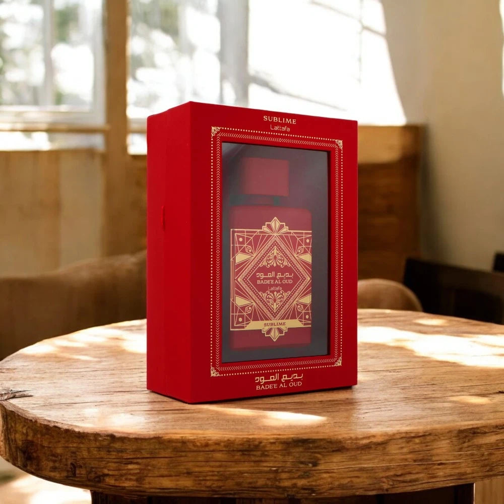 Lattafa Bade`e Al Oud Sublime parfum arabesc unisex, 100 ml, flaconul în ambianță