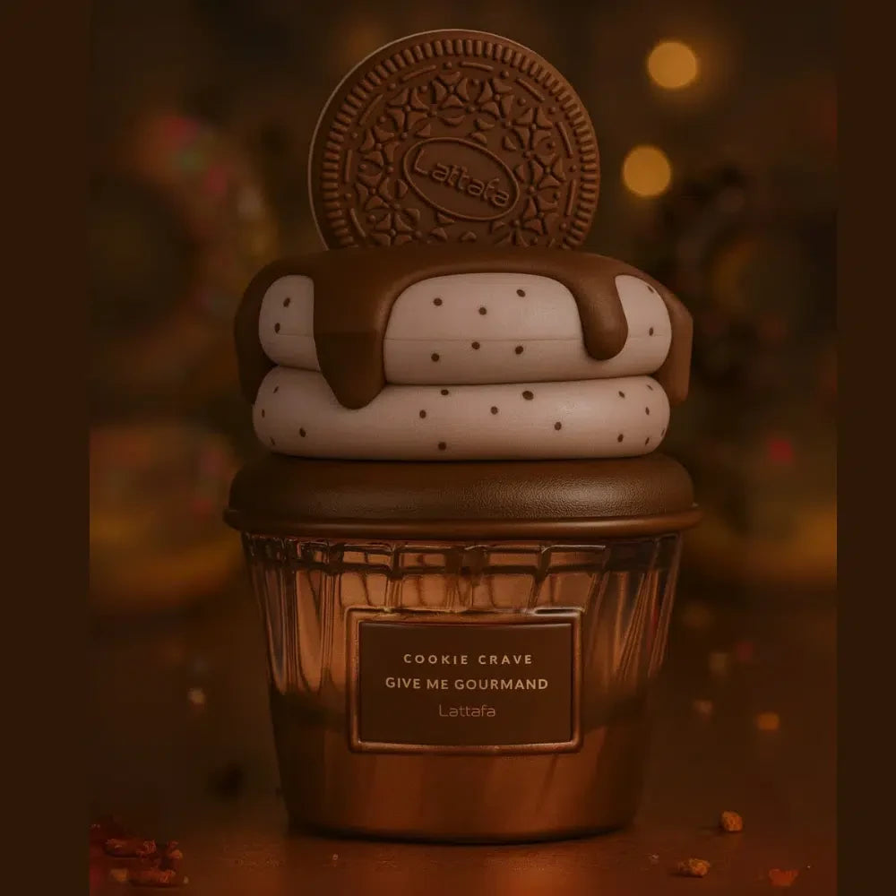 Lattafa Cookie Crave  – Apă de Parfum Unisex, 75 ml, flaconul în ambianță