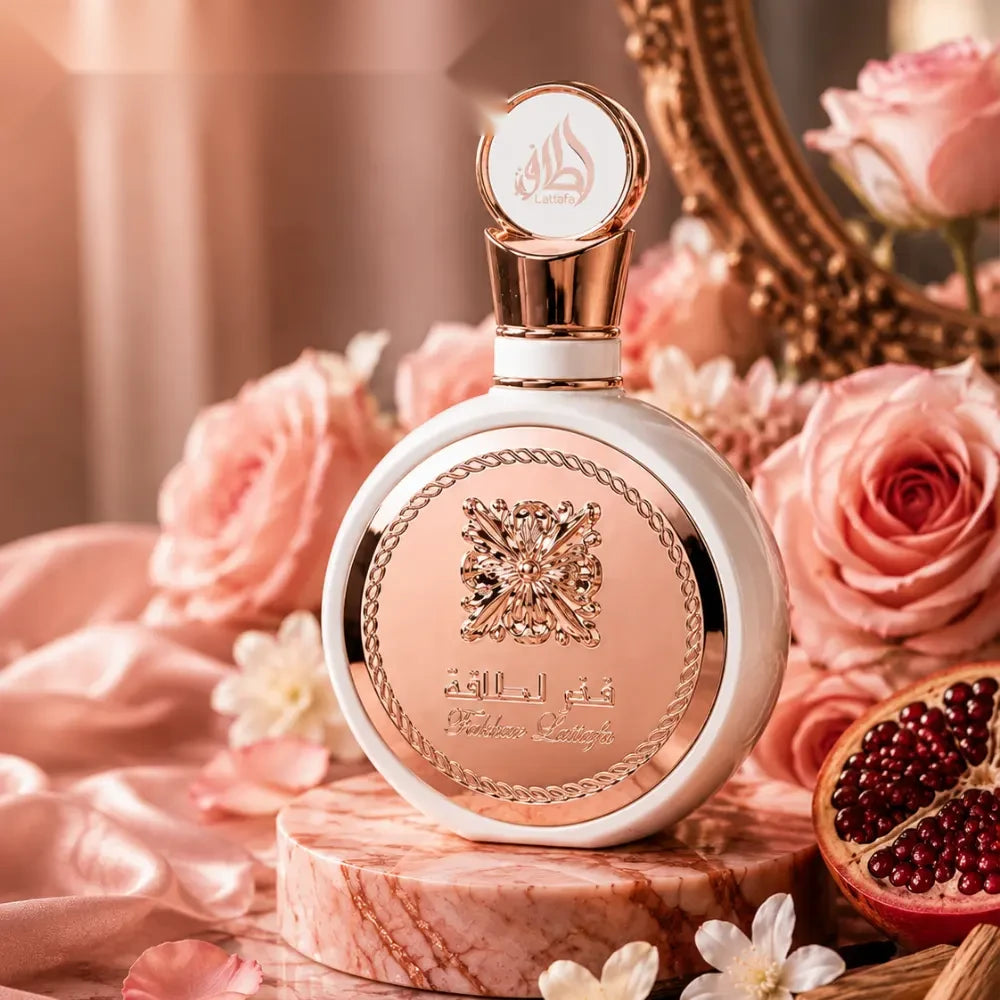 Lattafa Fakhar Rose Femme parfum arabesc femei, 100 ml, flaconul în ambianță
