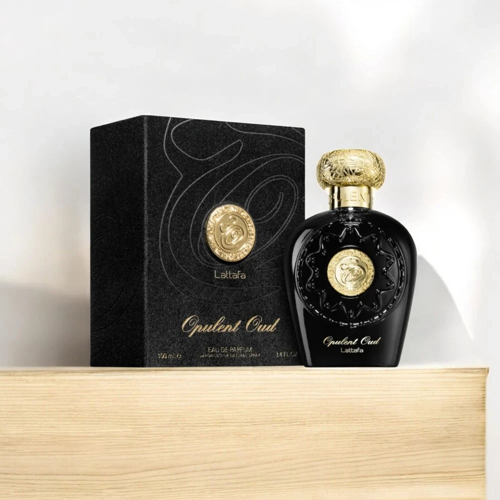 Lattafa Opulent Oud parfum arabesc unisex, 100 ml, flaconul în ambianță
